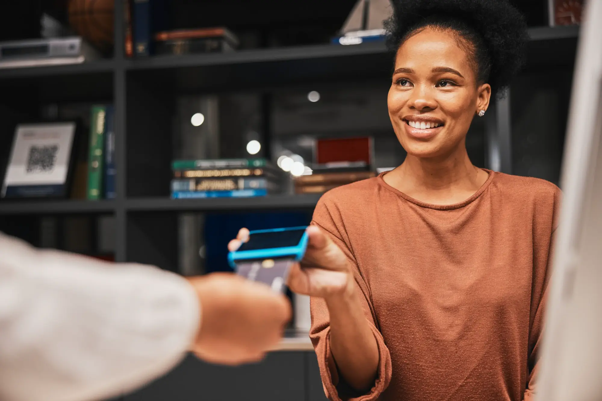 Cashier using failover-protected card-reader - photo
