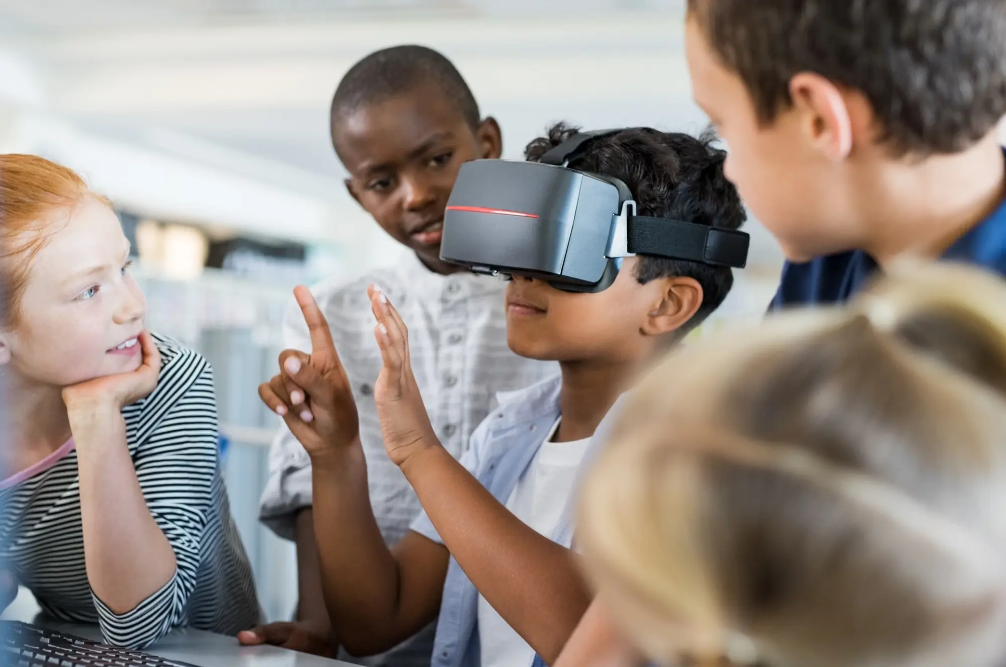 Student using 5G wireless VR headset in classroom - photo